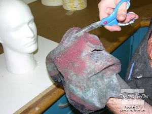 לחיצה להגדלת תמונה הופכים את המסיכה (פנים כלפי חוץ) וחותכים בה חורים עבור העיניים, נחיריים ופה.