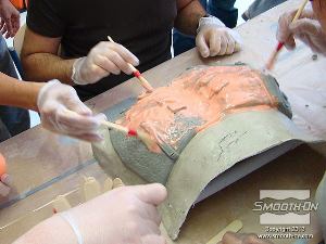 לחיצה להגדלת תמונה מורחים על החימר שכבה דקה של סיליקון למריחה  Rebound 25 כדי ליצור תבנית סיליקון במריחה.