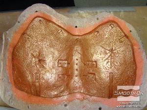 לחיצה להגדלת תמונה מורחים אבקת פיגמנט לאפקטים מיוחדים Cast Magic על משטח התבנית כדי ליצור אפקט מתכתי.