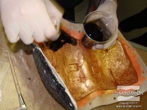 לחיצה להגדלת תמונה מורחים בתבנית פוליאוריתן קשיח מהיר  Smooth Cast 325 צבוע בפיגמנט So-Strong שחור.