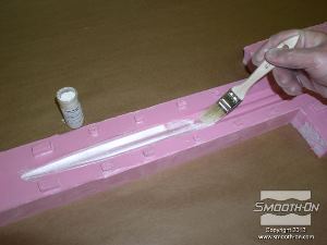 לחיצה להגדלת תמונה מורחים אבקת פיגמנט לאפקטים מיוחדים Cast Magic Silver Bullet כדי להעניק לחרב מראה מתכתי.