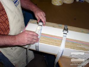 לחיצה להגדלת תמונה מאבטחים את התבנית בעזרת רצועות ניתנות להתאמה (ראצ'טים).