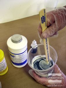 לחיצה להגדלת תמונה מערבבים את המקשה עם הפיגמנט ביסודיות.