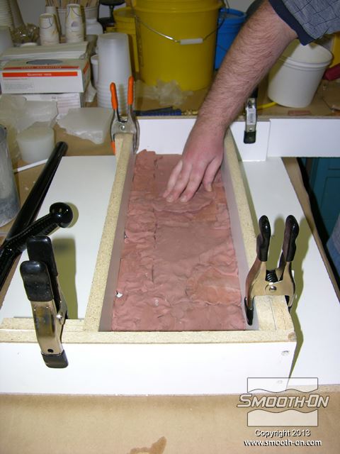 בונים מסגרת לתבנית שבה נשים את המודל המקורי. מניחים על רצפת המסגרת חימר נטול גופרית  NSP/LBT בעובי כ1.25 ס"מ.