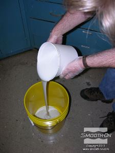 לחיצה להגדלת תמונה שופכים את בסיס הסיליקון למיכל ערבוב.