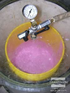 לחיצה להגדלת תמונה שמים את גומי הסיליקון בתא ואקום כדי למזער הכלאות של בועות אוויר בגומי הסיליקון הסמיך.