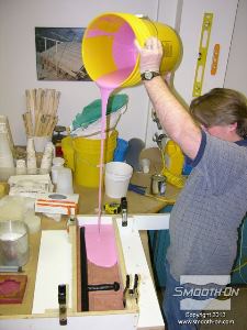 לחיצה להגדלת תמונה שופכים את גומי הסיליקון Mold Max 30 על המודל המקורי, בזרם דק וארוך.