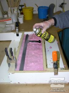 לחיצה להגדלת תמונה מרססים חומר הפרדה לתבניות סיליקון Ease Release® 200  על כל המשטח כדי להבטיח שהסיליקון לא ידבק לעצמו.