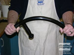 לחיצה להגדלת תמונה יציקת הפוליאוריתן TASK 13 הגמורה היא גמישה ובטוחה בהרבה בתור אביזר במה מאשר המודל מקורי הקשיח.