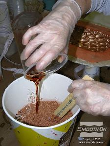 לחיצה להגדלת תמונה מוסיפים אבקת ברונזה Cast Magic לבסיס הפוליאוריתן Foam-iT ושופכים אל המקשה.