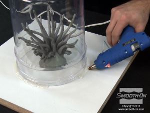 לחיצה להגדלת תמונה מדביקים את המסגרת ללוח הבסיס עם דבק חם.