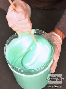 לחיצה להגדלת תמונה מערבבים בקפידה את מרכיבי הסיליקון עד שמתקבלת תערובת בצבע אחיד. סיליקון ליציקה Mold Star® 15 אינו צריך ואקום!