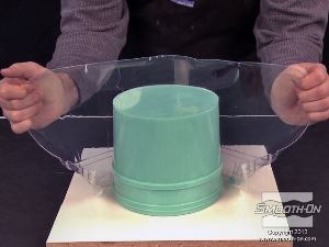 לחיצה להגדלת תמונה חותכים את מסגרת הפלסטיק כדי לחלוץ את המודל המקורי מתבנית הסיליקון Mold Star® 15.