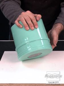 לחיצה להגדלת תמונה מרימים את התבנית ומפרידים אותה מלוח הבסיס.