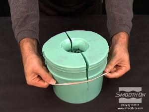 לחיצה להגדלת תמונה סוגרים את התבנית כשהחתכים מסודרים כראוי ומאבטחים בעזרת גומיות עבות.