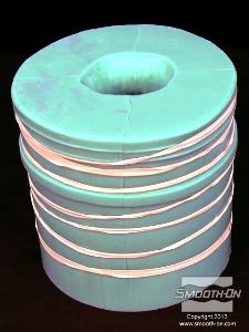 לחיצה להגדלת תמונה התבנית סגורה היטב בעזרת הגומיות. מכיוון שהחומר שיוצקים הוא סיליקון רך EcoFlex® 00-30, יש לכסות את התבנית בחומר הפרדה כדי למנוע הדבקות בין שני הסיליקונים.