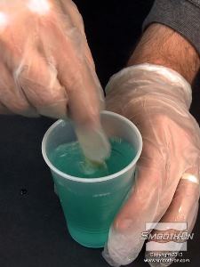 לחיצה להגדלת תמונה מערבבים את האלכוהול והסבון ביסודיות.