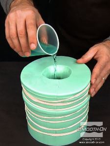 לחיצה להגדלת תמונה יוצקים את חומר ההפרדה לתבנית ומסובבים אותה כדי להבטיח כיסוי טוב של כל הזרועות.