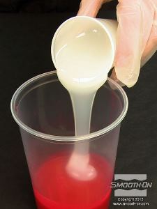 לחיצה להגדלת תמונה שופכים את בסיס הסיליקון EcoFlex® 00-30 אל המקשה הצבוע.