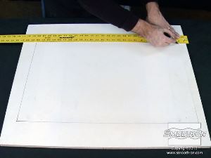 לחיצה להגדלת תמונה מחליטים על מידות וצורת קיר הסלע מהקצף, על סמך מדידות מיכל האקווריום. מסמנים על לוח הבסיס את קווי המתאר של קיר הסלע.