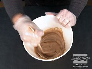 לחיצה להגדלת תמונה מעבירים את הבסיס והמקשה למיכל ערבוב גדול ומערבבים במהירות וביסודיות, תוך גירוד החומר מדפנות ותחתית המיכל. זמן העבודה של קצף פוליאורטן קשיח Foam-iT!®5 הוא בערב 1.5 דקות.