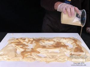 לחיצה להגדלת תמונה ממשיכים להוסיף שכבות קצף (שופכים בצורה אקראית). כדי ששכבות הקצף פוליאוריתן Foam-iT!®5 ידבקו אחד לשניה, מוסיפים כל שכבה בזמן שהשכבה לפני דביקה Tacky (כשהחומר דביק ולא נוזלי אך גם לא מוצק לגמרי).