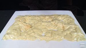 לחיצה להגדלת תמונה מניחים לקצף פוליאוריתן קשיח Foam-iT!®5 להתמצק במשך 2 שעות בטמפ' החדר. צורת יציקת החומר האקראית היא הבסיס לשלב הבא - פיסול החימר.