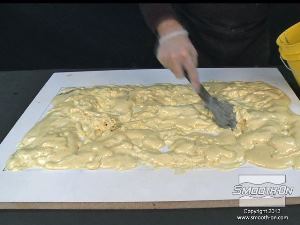 לחיצה להגדלת תמונה לאחר שהקצף פוליאוריתן קשיח Foam-iT!®5 התמצק לחלוטין, מכסים אותו בחימר על בסיס מים כדי לדמות מראה של סלע אמיתי.