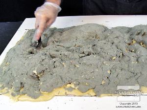 לחיצה להגדלת תמונה יוצרים בחימר מרקם מציאותי בעזרת מברשת עם שערות קצוצות. המטרה היא לחקות אפקט של מבנים סלעיים אמיתיים.