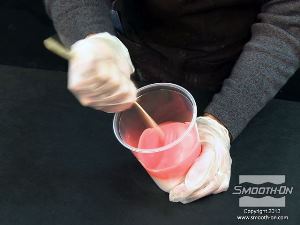 לחיצה להגדלת תמונה מערבבים את הבסיס והמקשה בקפידה עד שמתקבל צבע אחיד.