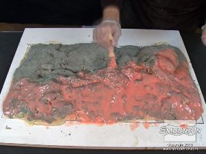 לחיצה להגדלת תמונה מורחים שכבה ראשונה דקה. מורחים את הסיליקון בטפיחה כדי שיחדור לפרטים העמוקים בחימר.