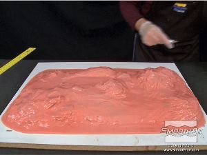 לחיצה להגדלת תמונה תבנית הסיליקון Rebound 25 החתוכה והמיושרת מוכנה להכנת מעיל התמיכה הקשיח. 