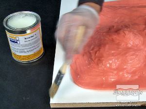 לחיצה להגדלת תמונה מורחים על תבנית הסיליקון ולוח המלאמין חומר הפרדה וקס משחתי Sonite Wax. מניחים לחומר להתייבש לפני שמורחים את מעיל התמיכה.