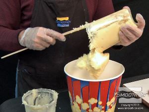 לחיצה להגדלת תמונה שופכים את כל המרכיבים למיכל ערבוב גדול. 