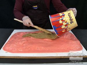 לחיצה להגדלת תמונה מורחים את הפוליאורתן Plasti-Paste®II על משטח תבנית הסיליקון Rebound 25, בשכבה דקה.