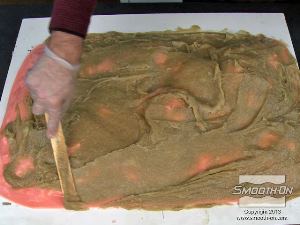 לחיצה להגדלת תמונה מוסיפים שכבות של פוליאורתן Plasti-Paste®II עד שמעיל התמיכה מגיע לעובי של כ1 ס