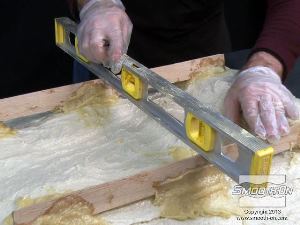 לחיצה להגדלת תמונה מפלסים את רגלי מעיל התמיכה (הקרשים המוטבעים).