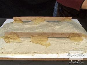 לחיצה להגדלת תמונה מניחים לפוליאוריתן למריחה Plasti-Paste®II להתמצק במשך 90 דקות.