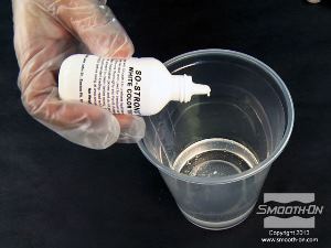 לחיצה להגדלת תמונה מוסיפים מספר טיפות של פיגמנט So-Strong לבן למקשה של קצף פוליאוריתן קשיח Foam-iT!®5.