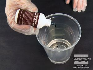 לחיצה להגדלת תמונה מוסיפים גם מספר טיפות של צבע So-Strong חום למקשה של קצף פוליאוריתן קשיח Foam-iT!®5.