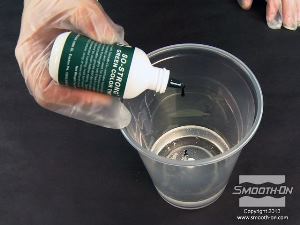 לחיצה להגדלת תמונה מוסיפים גם מספר טיפות של צבע So-Strong ירוק למקשה של  פוליאוריתן מוקצף קשיח Foam-iT!®5.