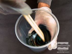 לחיצה להגדלת תמונה מערבבים את המקשה של הפוליאורתן Foam-iT!®5 עם שלושת הפיגמנטים.