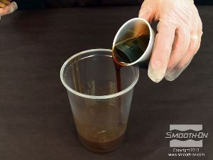 לחיצה להגדלת תמונה מוסיפים את הבסיס למקשה הצבוע של קצף הפוליאורטן הקשיח Foam-iT!®5.