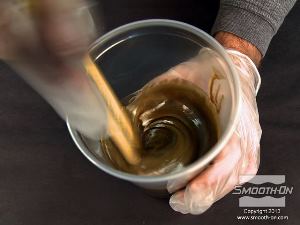 לחיצה להגדלת תמונה מערבבים את קצף הפוליאורתן Foam-iT!®5 במהירות אך ביסודיות. זמן העבודה של החומר הוא 1.5 דקות.