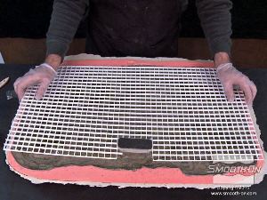 לחיצה להגדלת תמונה בזמן שהקצף עוד מתפשט, מניחים עליו רשת לתמיכה וליצירת המשטח האחורי.