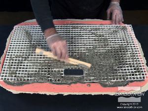 לחיצה להגדלת תמונה מפזרים את החומר על רשת התמיכה בעזרת מקל צביעה.