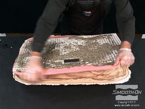 לחיצה להגדלת תמונה לאחר שהקצף פוליאוריתן קשיח Foam-iT!®5 התמצק לחלוטין, חולצים את כל המבנה ממעיל התמיכה.