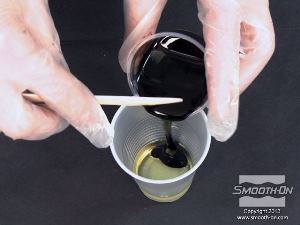 לחיצה להגדלת תמונה מעבירים את הבסיס והמקשה הצבוע למיכל ערבוב גדול.