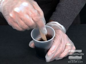 לחיצה להגדלת תמונה מערבבים את המרכיבים עד שמתקבלת תערובת בצבע אחיד לגמרי. מערבבים ביסודיות במשך 3 דקות. זמן העבודה של פוליאורתן שקוף קשיח -Smooth-Cast® 327 הוא 10 דקות.