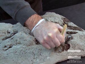 לחיצה להגדלת תמונה צובעים בפוליאוריתן Smooth-Cast® 327 את יציקת הקצף הקשיח בטפיחה, כדי להגיע לפרטים העמוקים במודל.